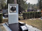 Nagrobki artystyczne, wyjątkowe pomniki, KONTRASTOWO