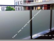 Oklejanie balkonów Warszawa -Folia prywatyzująca na szklane balustrady balkonowe
