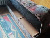 nieużywana wersalka kolorowa z 2 poduszkami i pojemnikiem na pościel